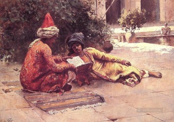 Árabe Painting - Dos árabes leyendo en un patio Arabian Edwin Lord Weeks
